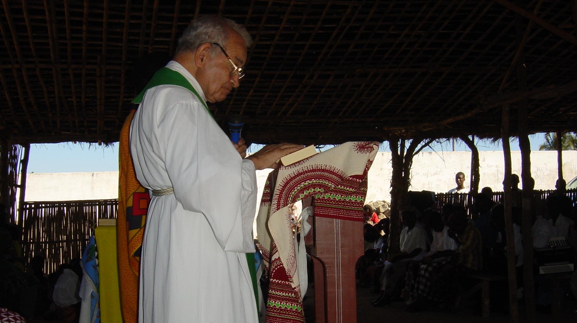 A celebrar na comunidade de Cristo Rei em Nampula. Moçambique, 2002.